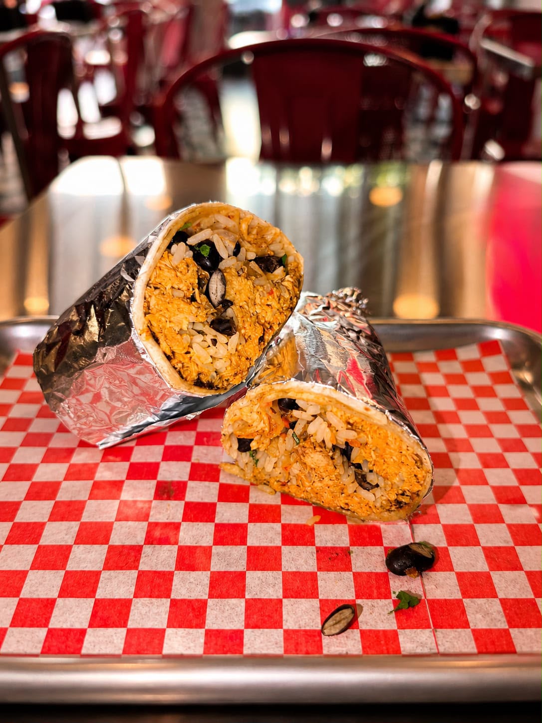 Aufgeschnittener Hähnchen-Burrito im Restaurant
