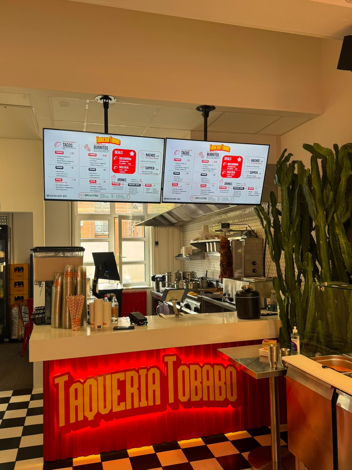 Theke der Taqueria Tobabo mit leuchtendem Logo