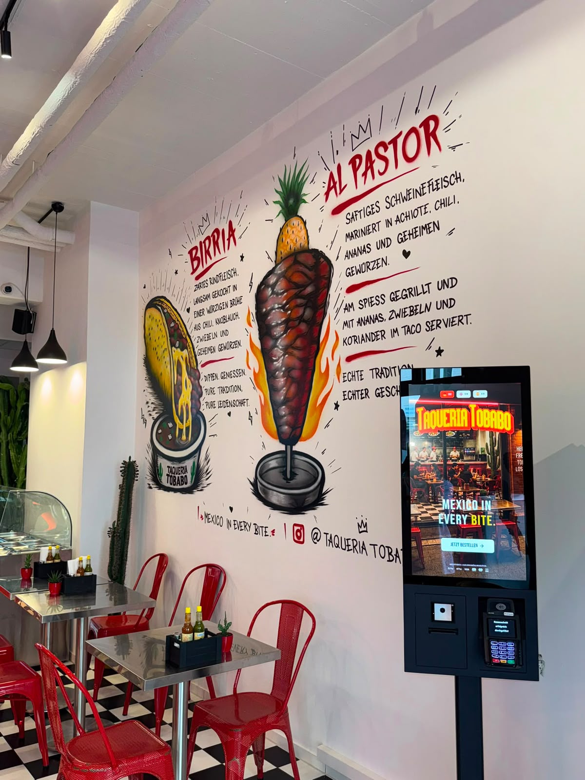Wandbild mit Birria und Al Pastor im Restaurant