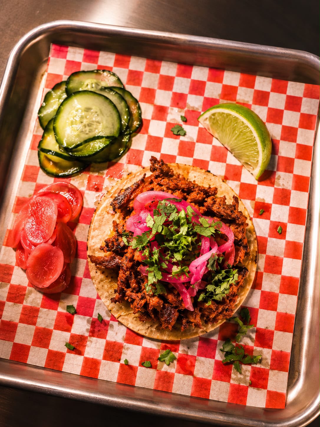 Al-Pastor-Taco mit Koriander und eingelegten Zwiebeln