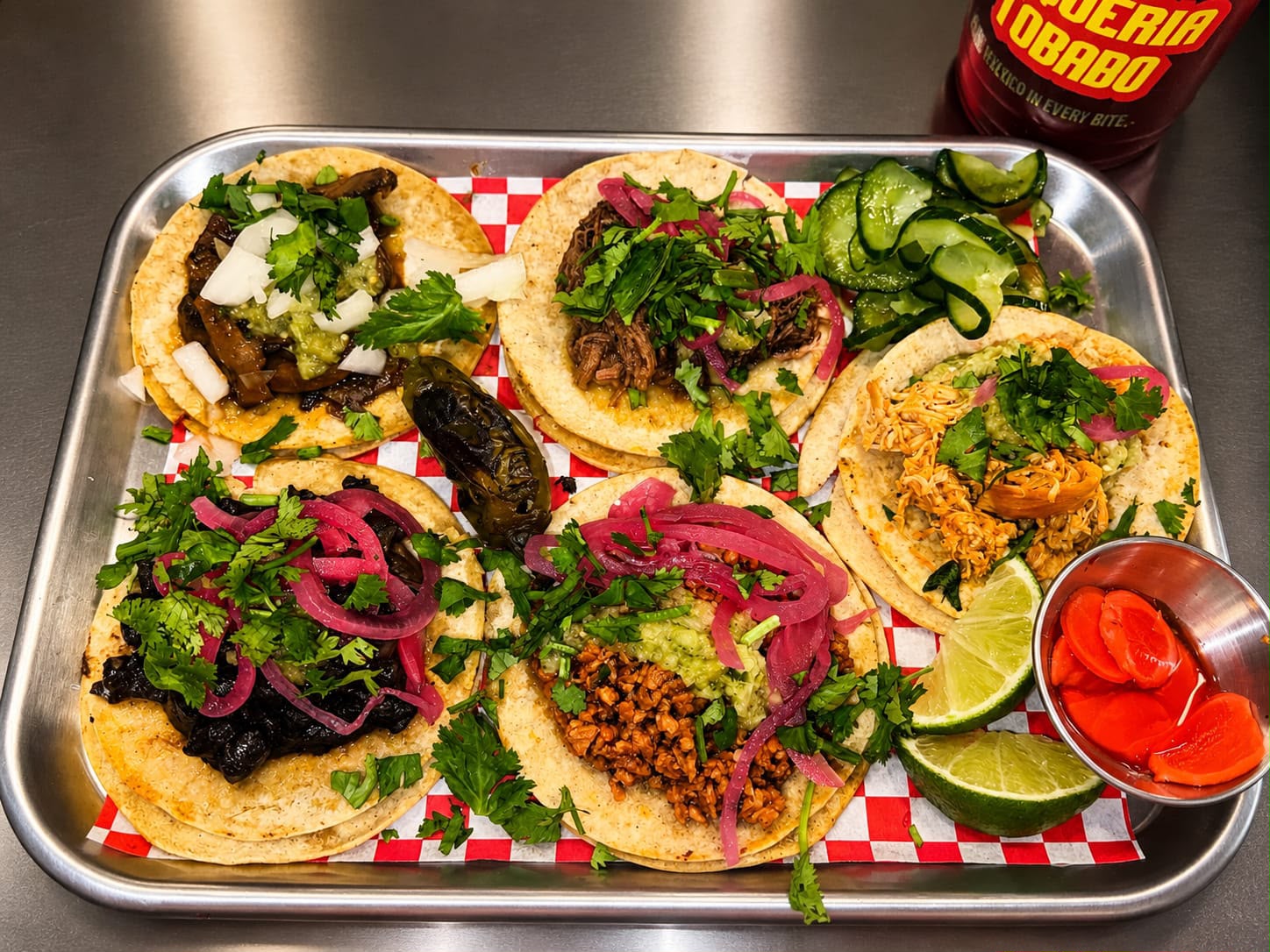 Auswahl frisch belegter Tacos auf einem Tablett