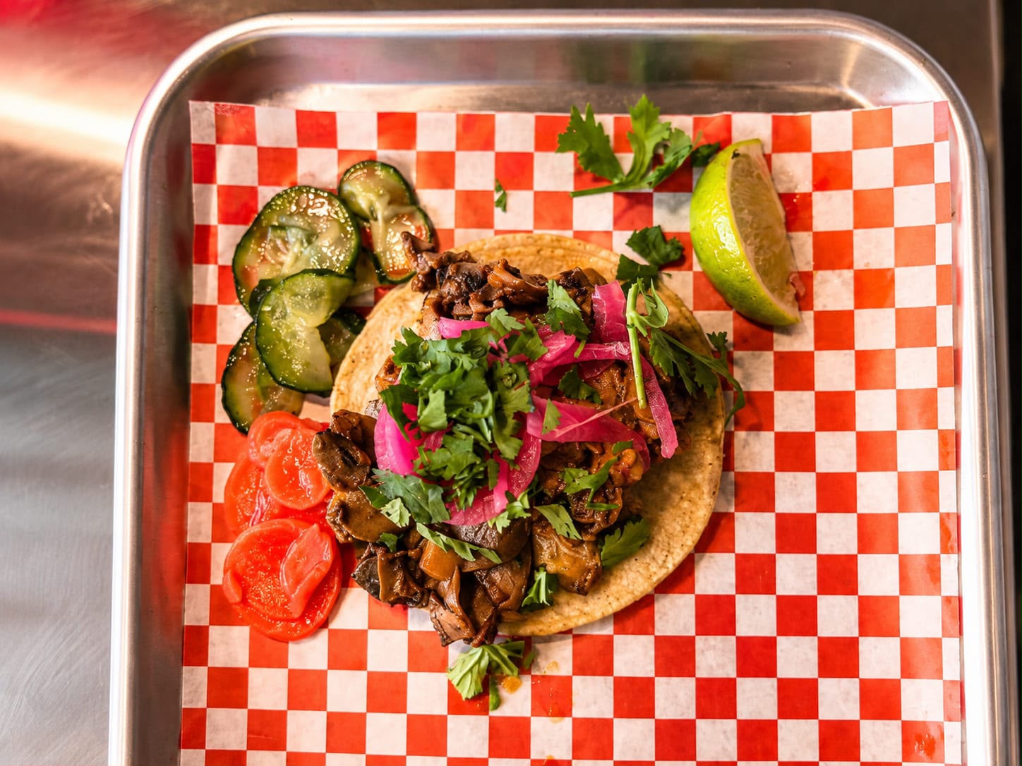 Veganer Taco mit Pilzen und frischem Koriander